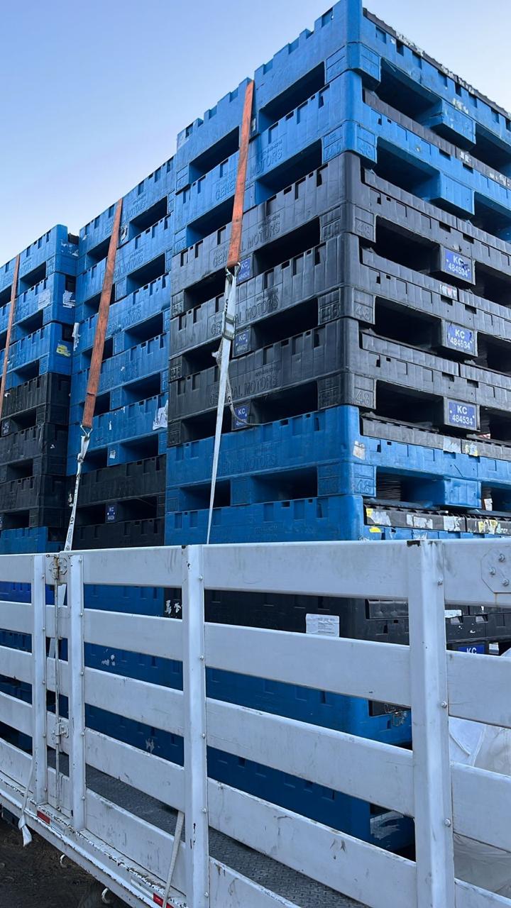 Pallets plásticos recuperables apilados para transporte